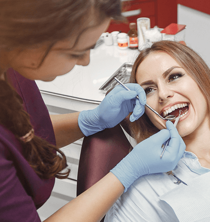 girl doing her lips with filler and bottox